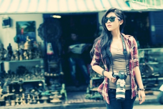 Kostenloses Brunette Asian Girl With Photo Camera Wallpaper für Android, iPhone und iPad