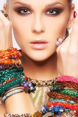 Das Girl in Bracelets Wallpaper 320x480