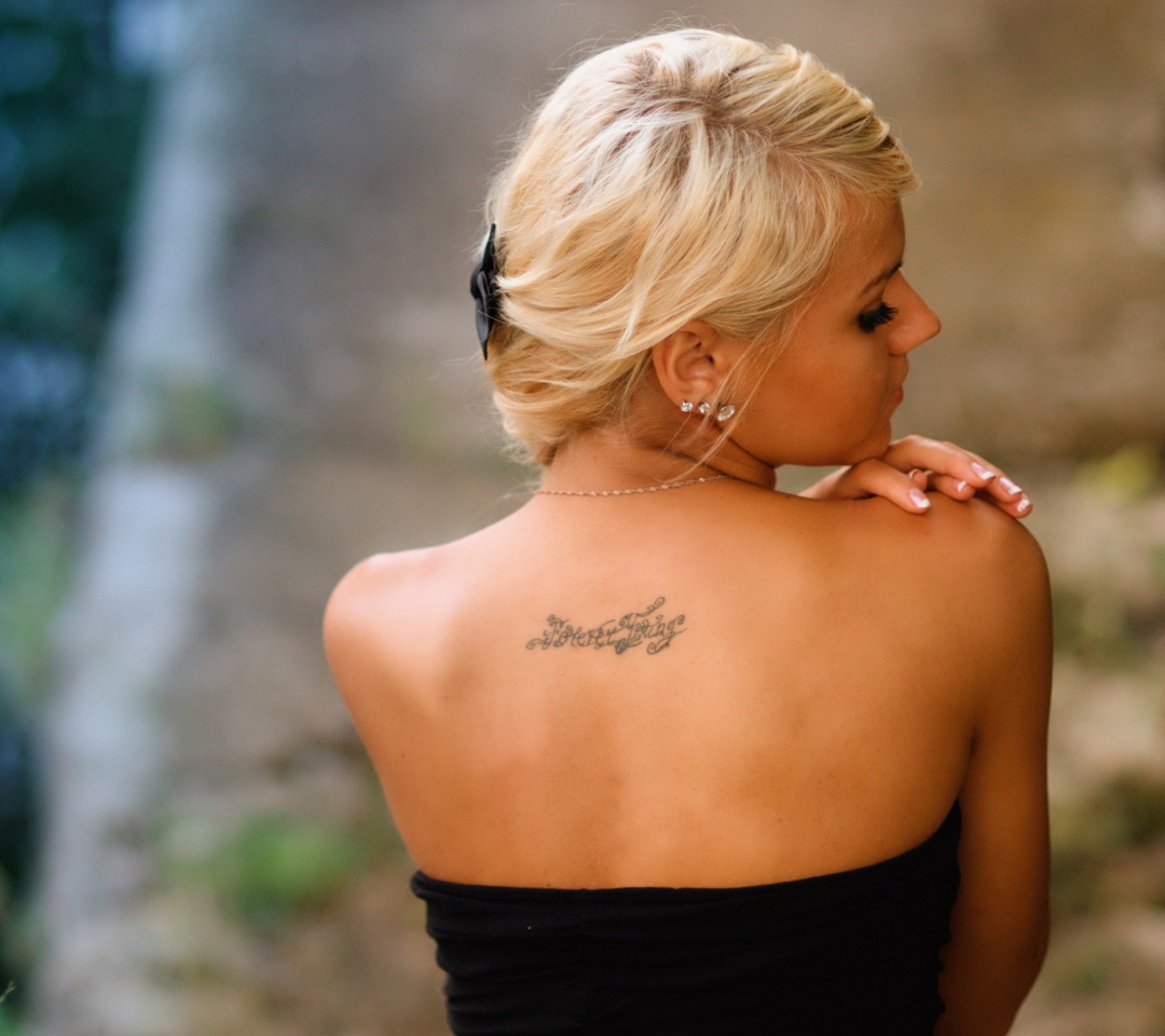 Das Posh Tattooed Blonde Wallpaper 1080x960
