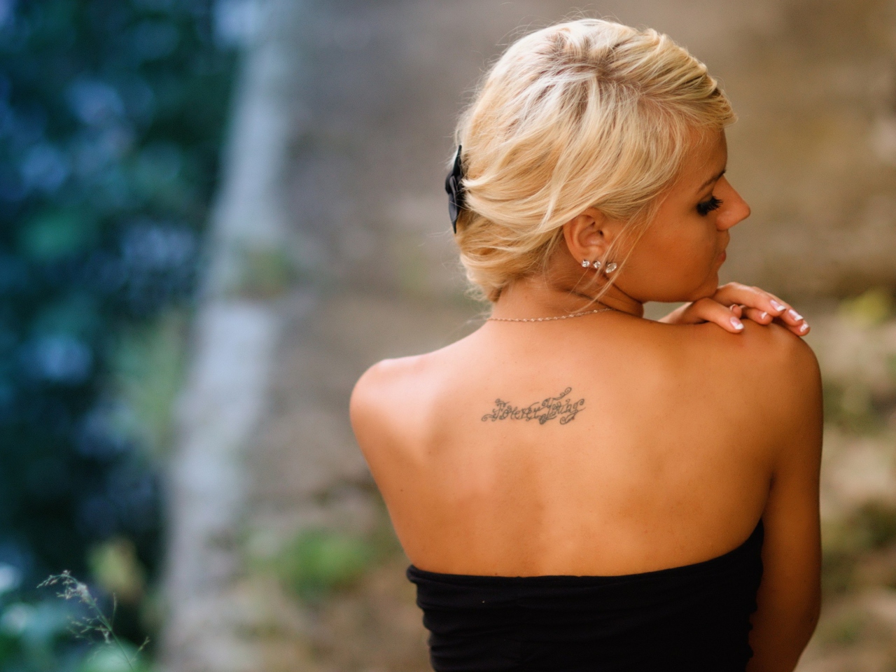 Das Posh Tattooed Blonde Wallpaper 1280x960