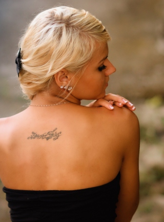 Posh Tattooed Blonde - Obrázkek zdarma pro iPhone 4S