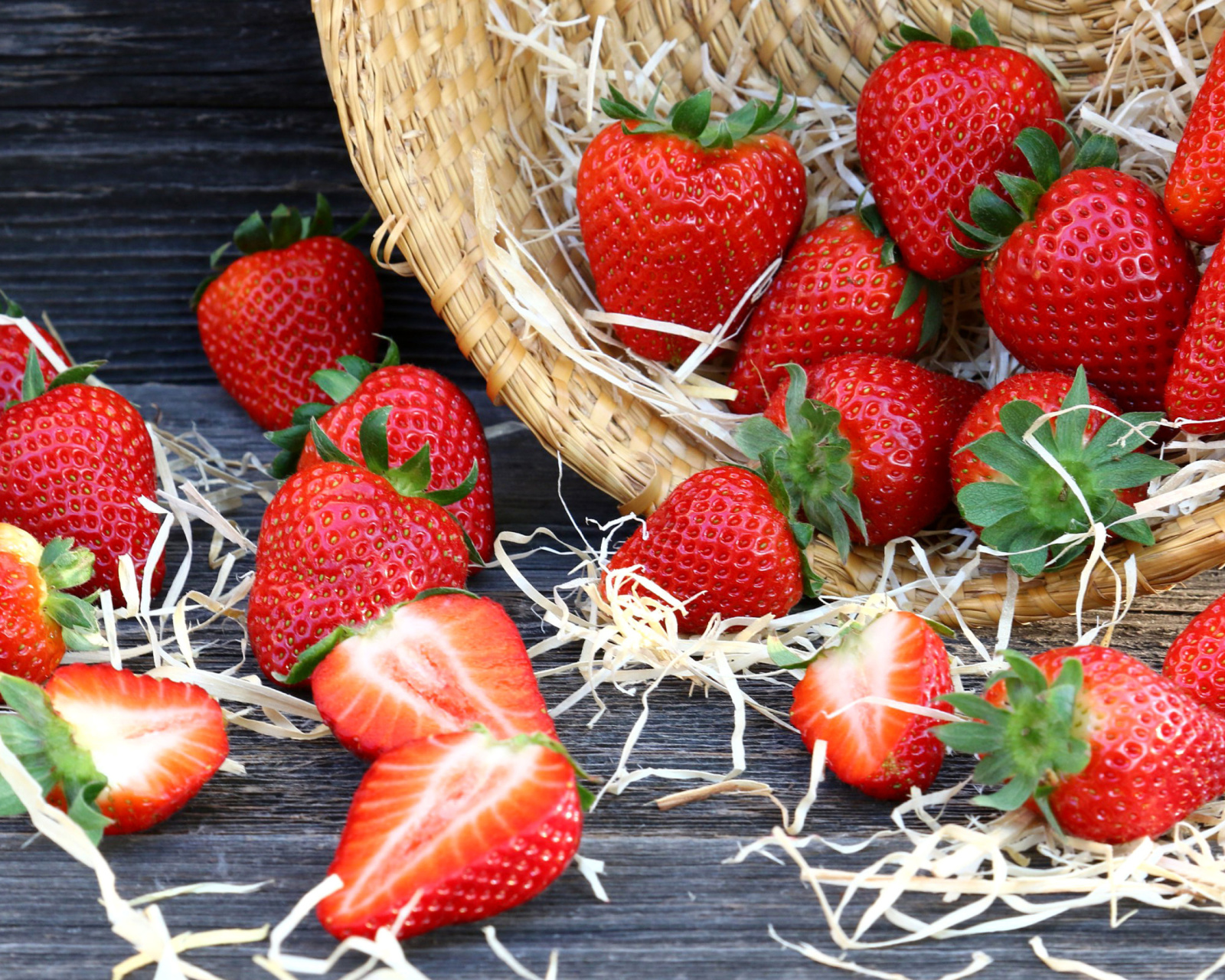 Strawberry Basket wallpaper 1600x1280