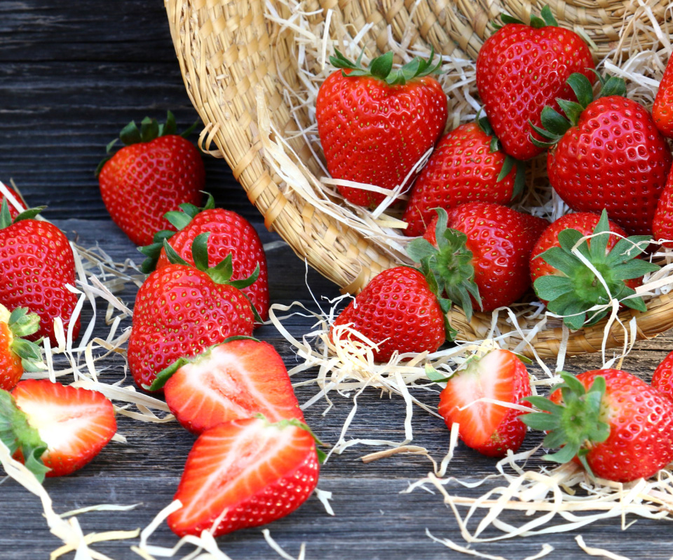 Strawberry Basket wallpaper 960x800