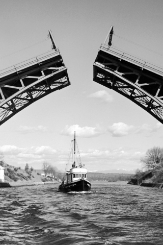 Sfondi Boat And Bridge 320x480