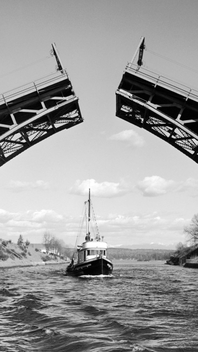 Fondo de pantalla Boat And Bridge 640x1136