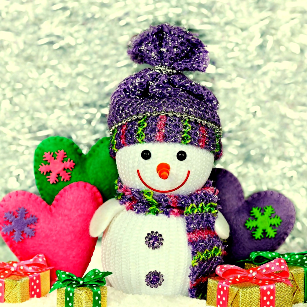 Обои Homemade Snowman with Gifts 1024x1024