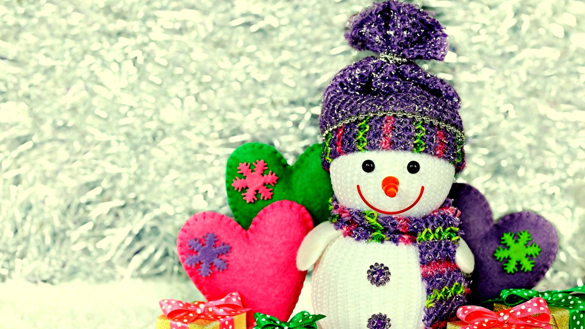 Обои Homemade Snowman with Gifts 1920x1080