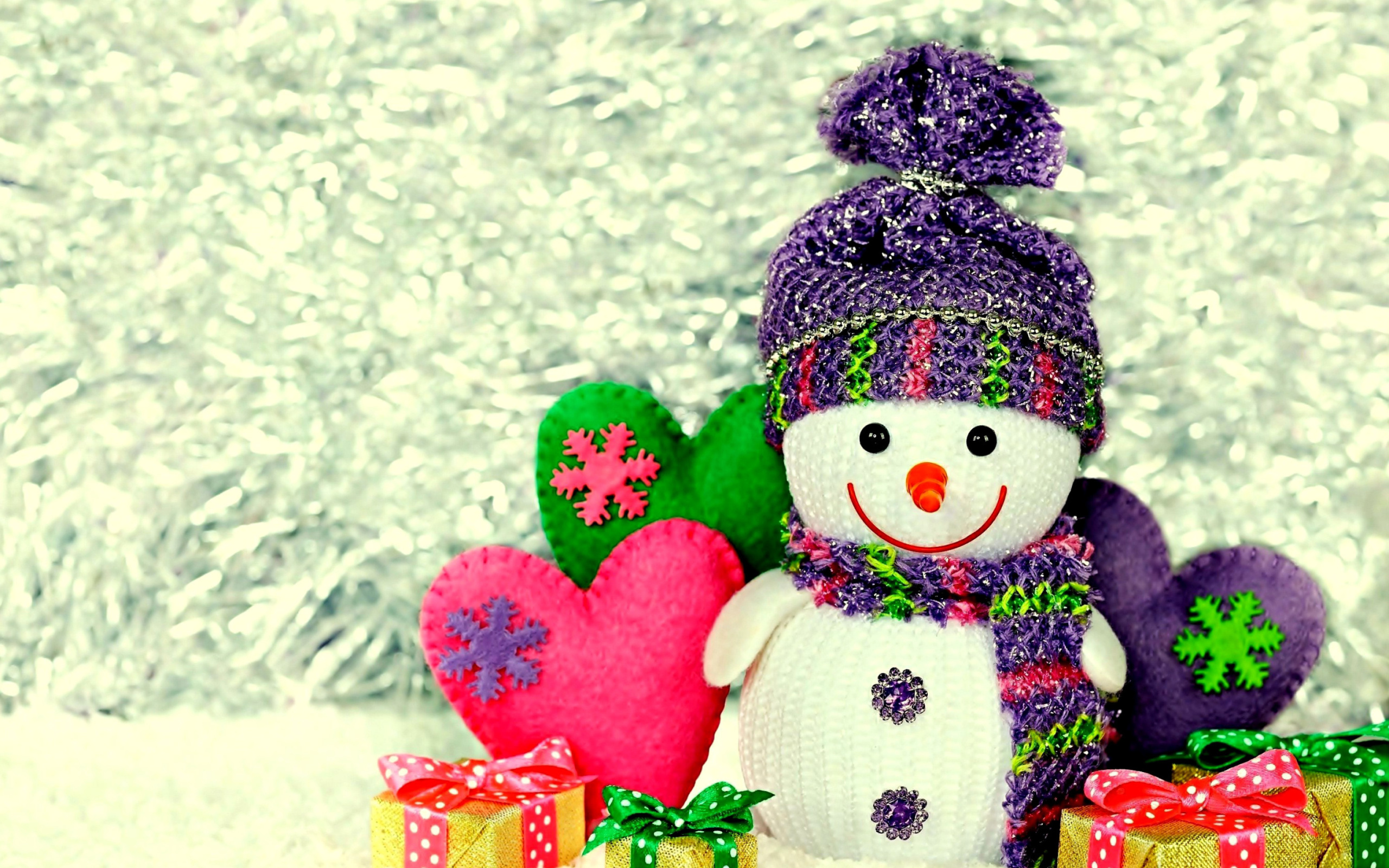 Fondo de pantalla Homemade Snowman with Gifts 2560x1600