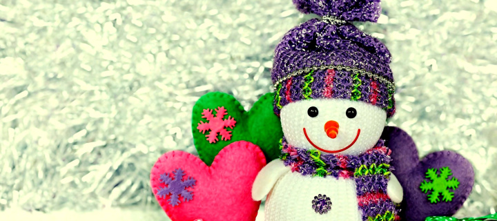 Fondo de pantalla Homemade Snowman with Gifts 720x320