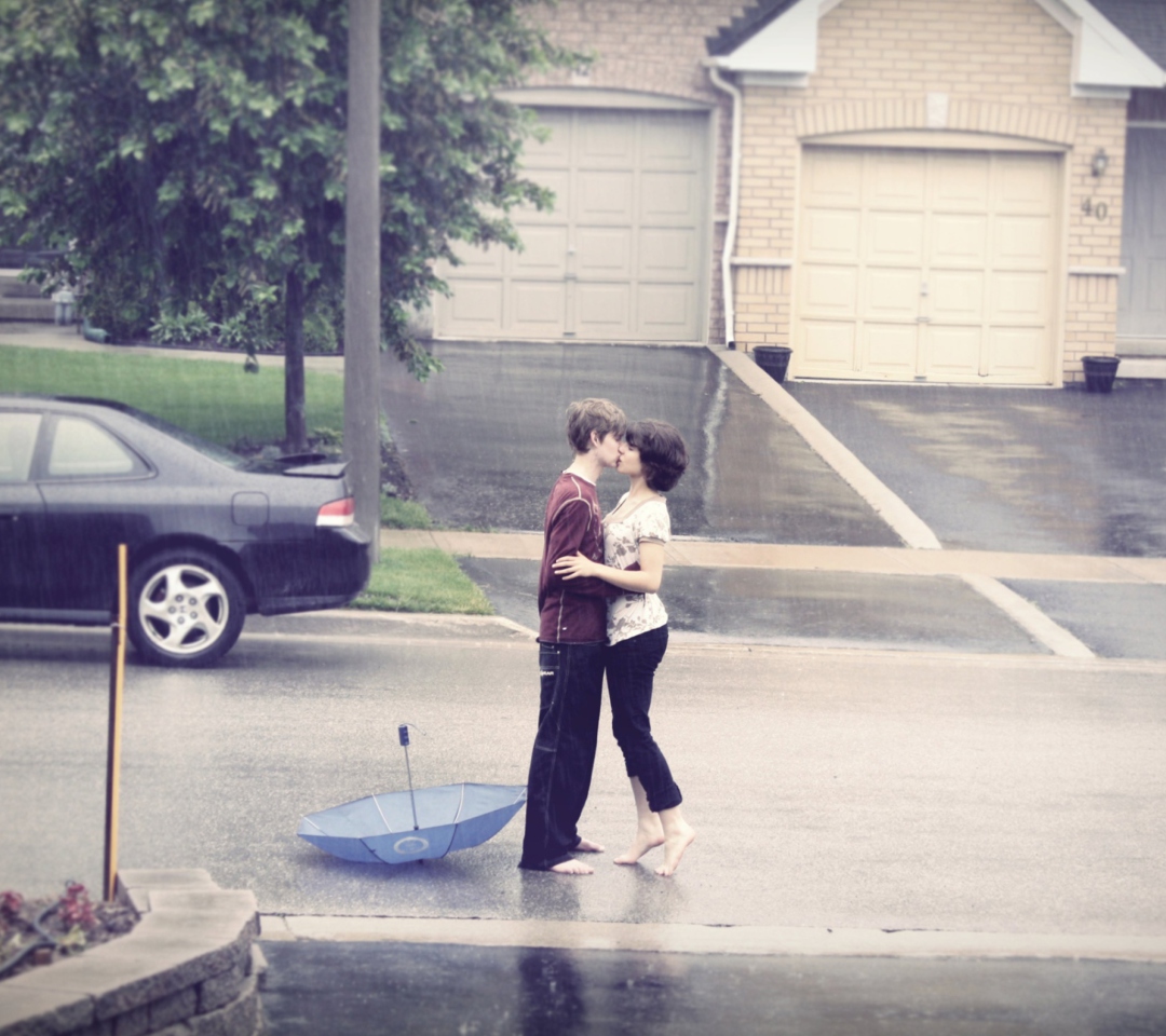 Das Kissing In The Rain Wallpaper 1080x960