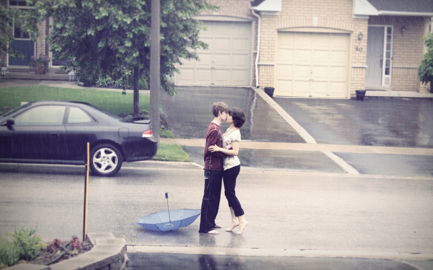 Обои Kissing In The Rain 1680x1050