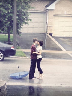 Screenshot №1 pro téma Kissing In The Rain 240x320