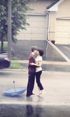 Обои Kissing In The Rain 240x400