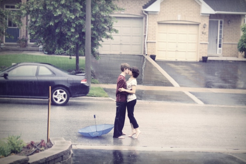 Обои Kissing In The Rain 480x320