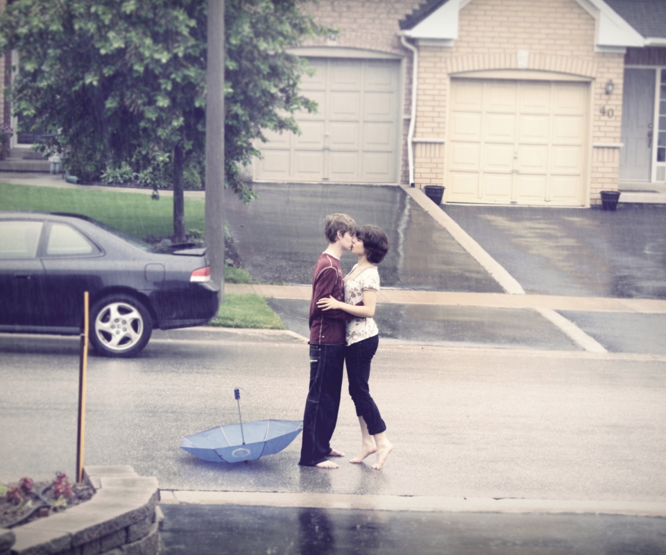 Обои Kissing In The Rain 960x800