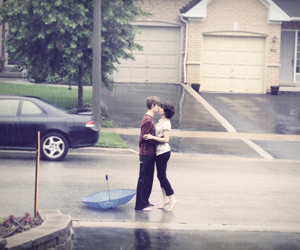 Kissing In The Rain wallpaper 960x800