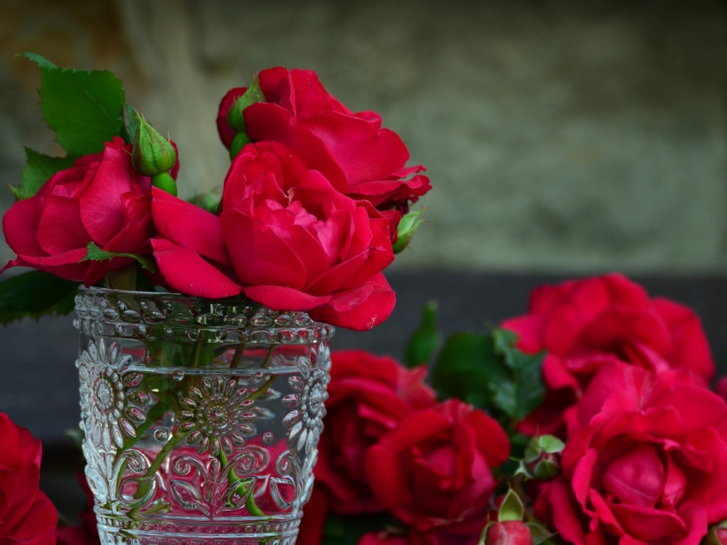 Das Red roses in a retro vase Wallpaper 1024x768