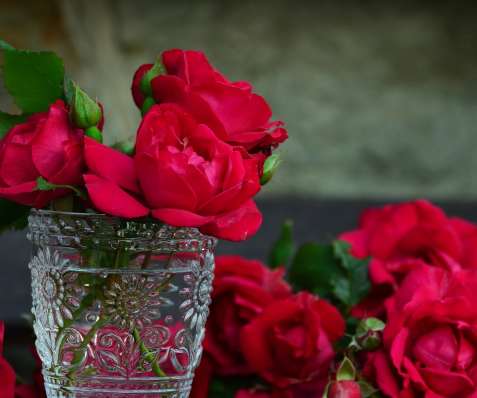 Red roses in a retro vase wallpaper 960x800
