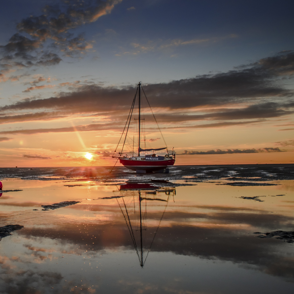 Sfondi Beautiful Boat At Sunset 1024x1024