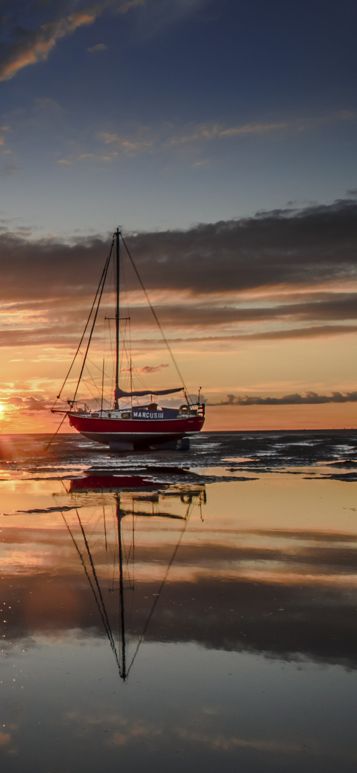 Beautiful Boat At Sunset screenshot #1 1170x2532