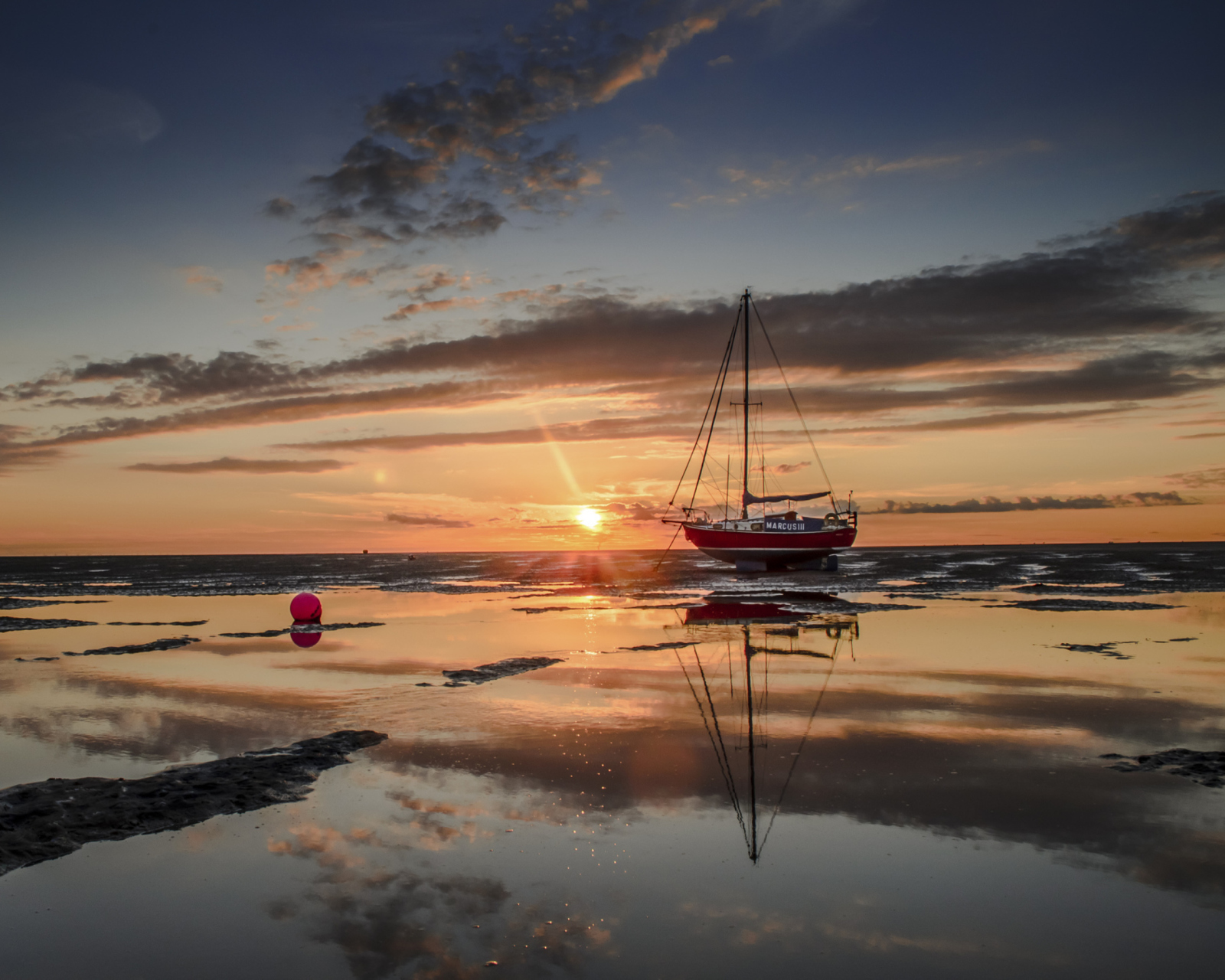 Fondo de pantalla Beautiful Boat At Sunset 1600x1280