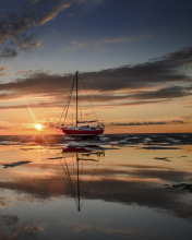 Обои Beautiful Boat At Sunset 176x220