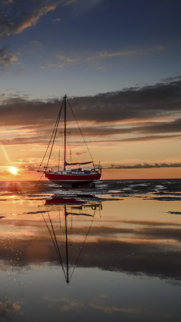 Fondo de pantalla Beautiful Boat At Sunset 360x640