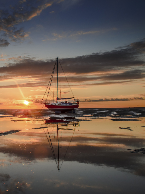 Fondo de pantalla Beautiful Boat At Sunset 480x640