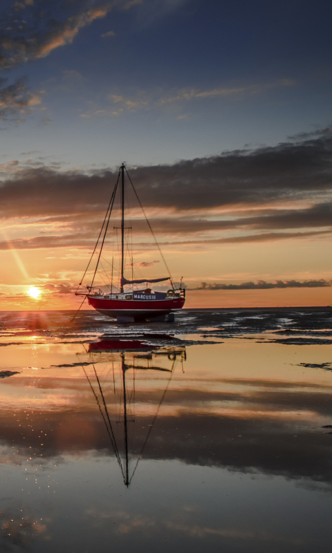Fondo de pantalla Beautiful Boat At Sunset 480x800