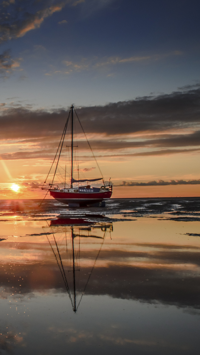 Обои Beautiful Boat At Sunset 640x1136