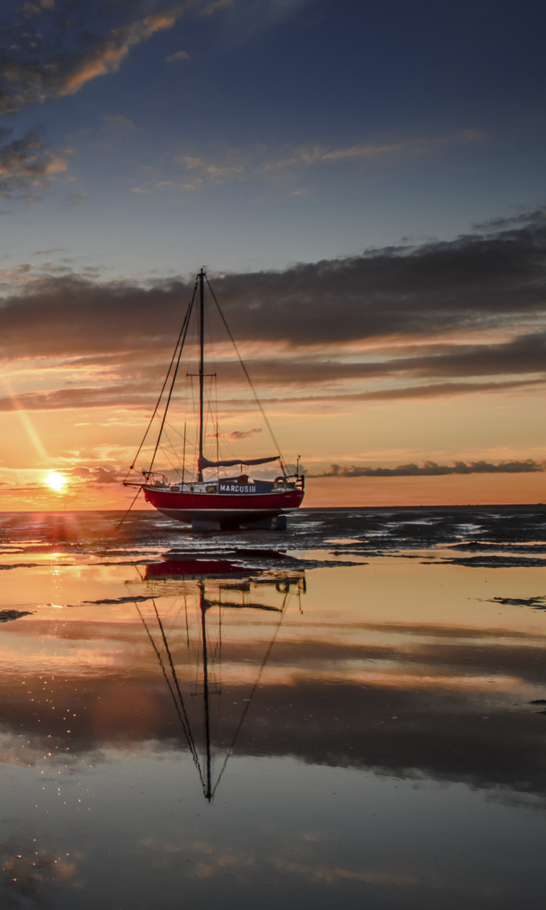 Fondo de pantalla Beautiful Boat At Sunset 768x1280