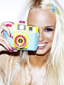 Das Happy Blonde With Holga Photo Camera Wallpaper 132x176