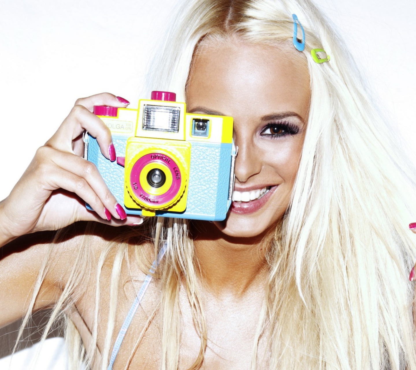 Das Happy Blonde With Holga Photo Camera Wallpaper 1440x1280