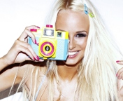 Das Happy Blonde With Holga Photo Camera Wallpaper 176x144