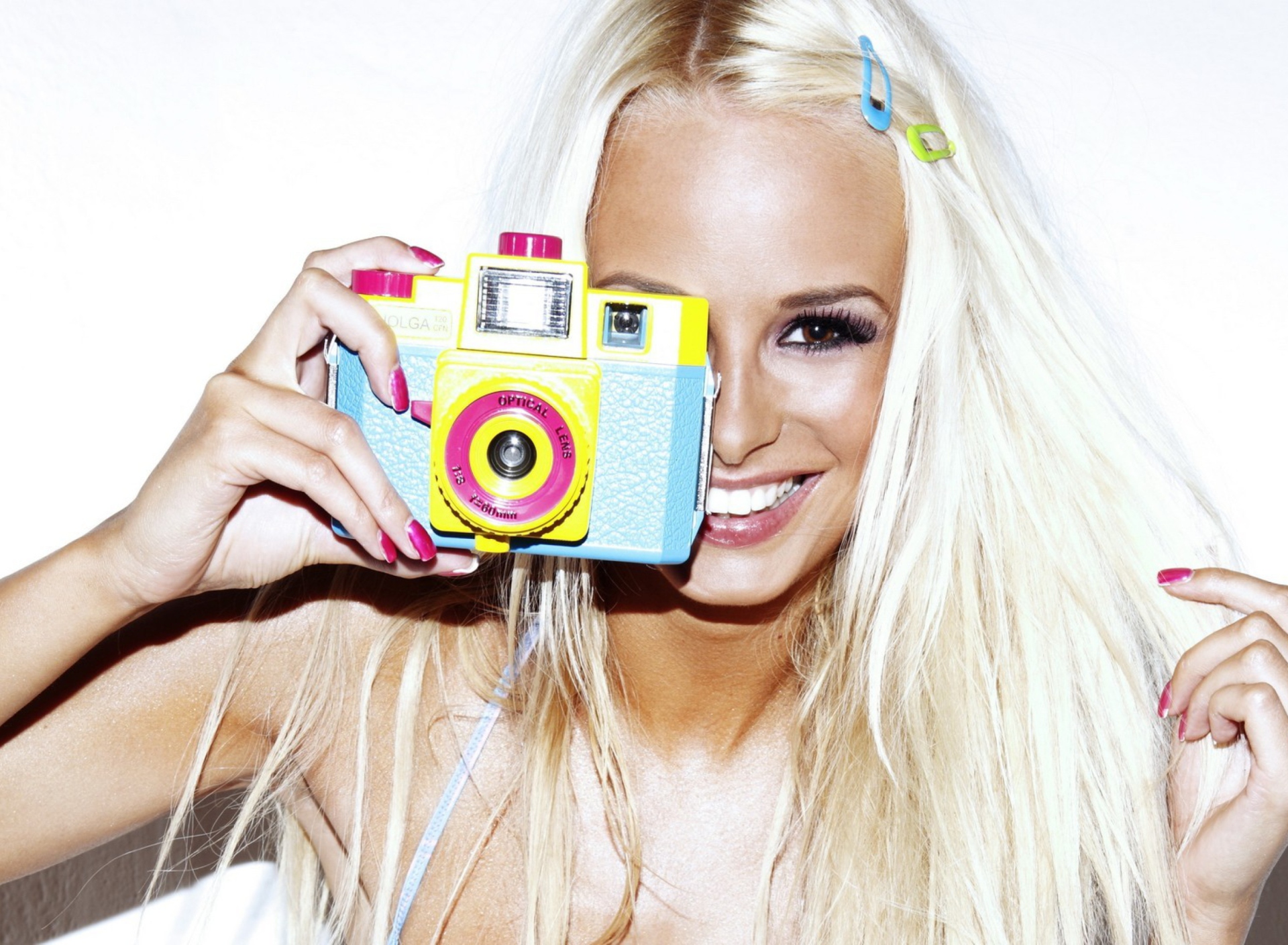 Das Happy Blonde With Holga Photo Camera Wallpaper 1920x1408