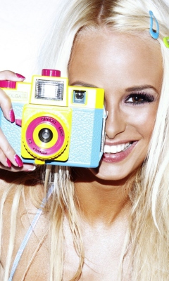 Das Happy Blonde With Holga Photo Camera Wallpaper 240x400