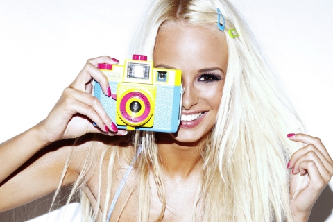 Das Happy Blonde With Holga Photo Camera Wallpaper 480x320