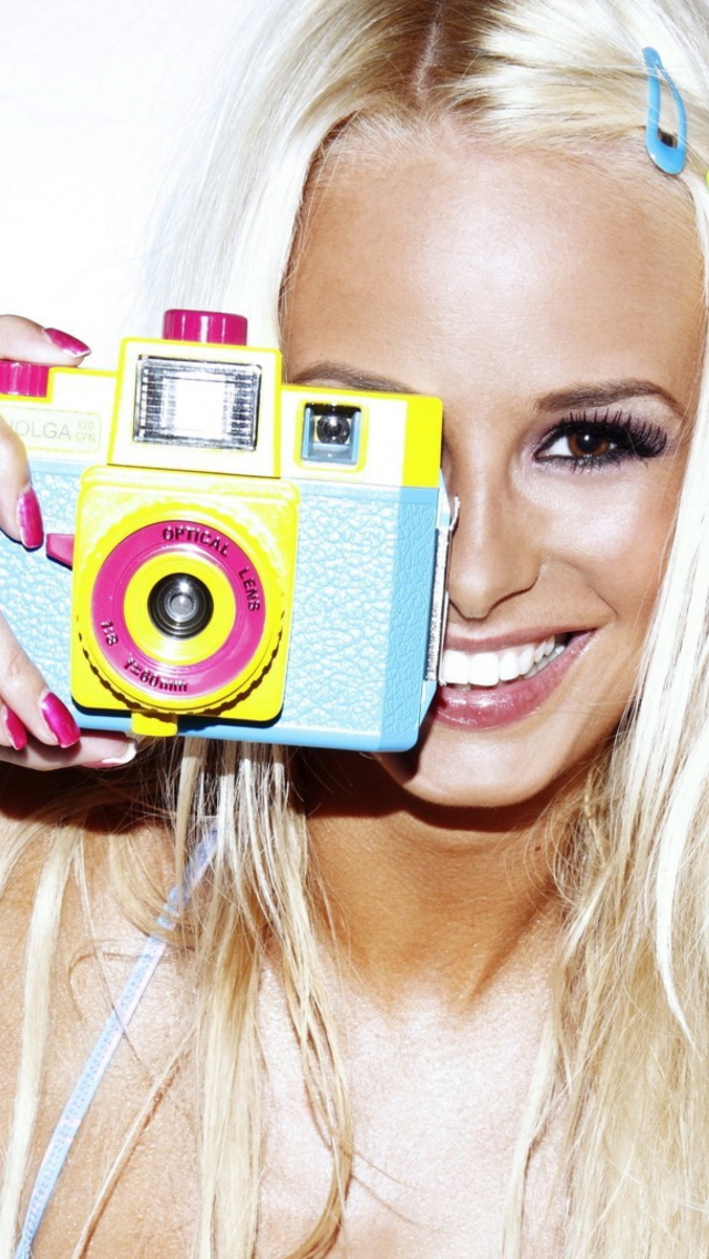 Das Happy Blonde With Holga Photo Camera Wallpaper 640x1136