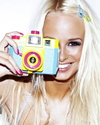 Kostenloses Happy Blonde With Holga Photo Camera Wallpaper für Philips Xenium X300