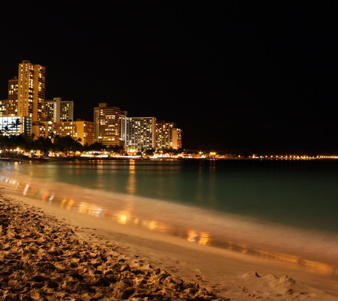 Das Waikiki Beach At Night Wallpaper 1080x960
