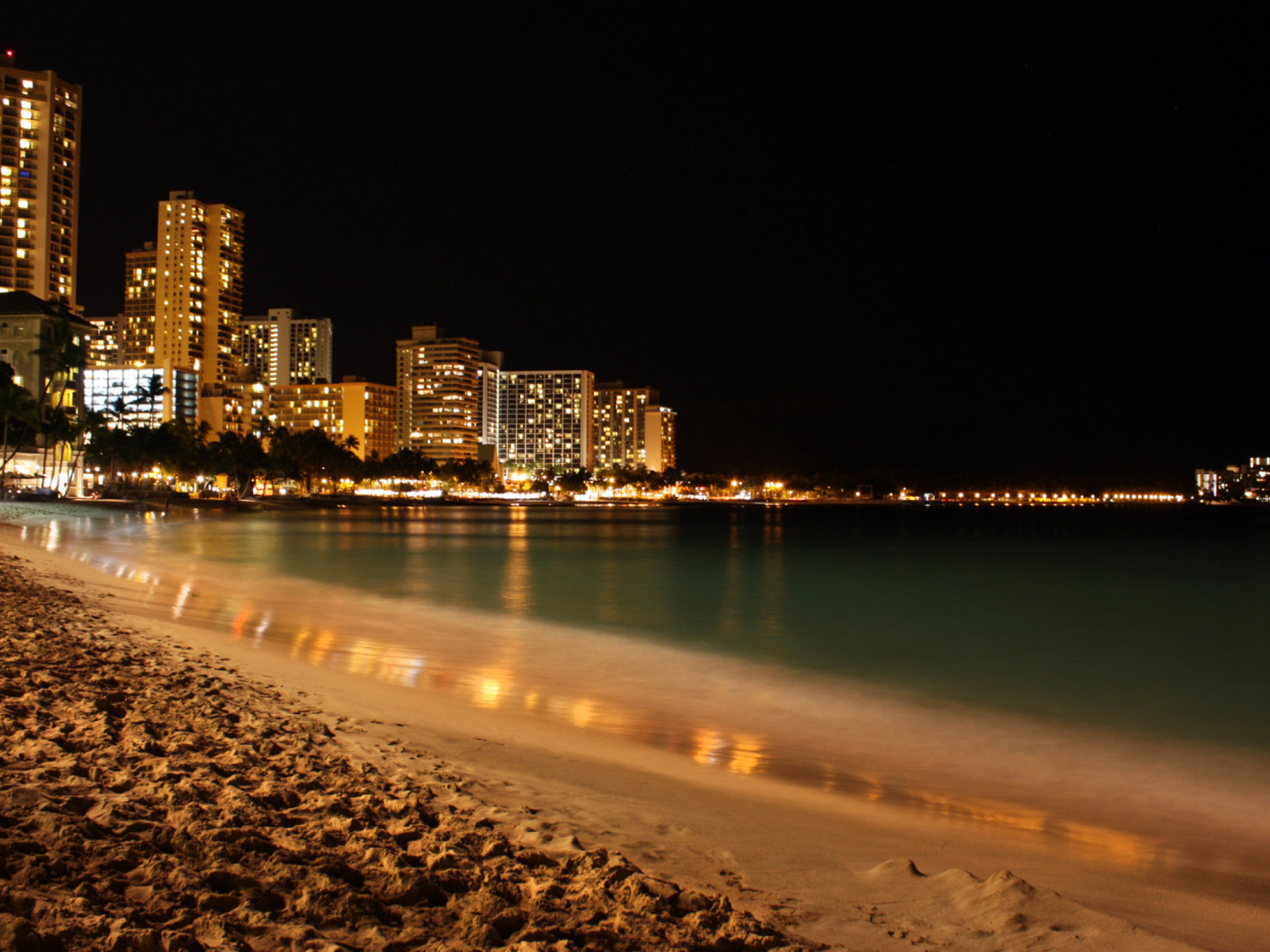Das Waikiki Beach At Night Wallpaper 1280x960