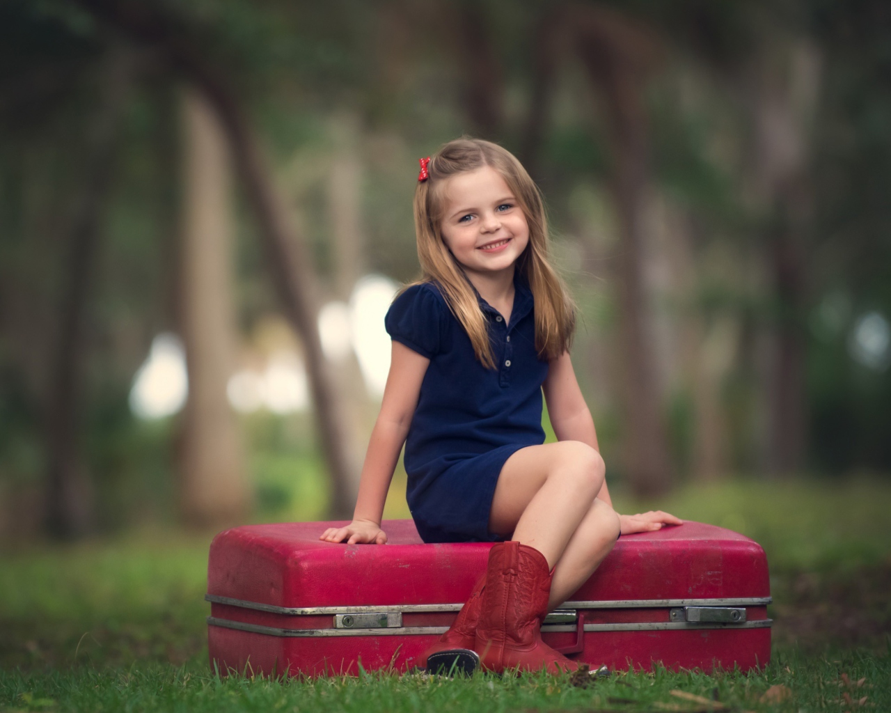 Screenshot №1 pro téma Little Girl Sitting On Red Suitcase 1280x1024
