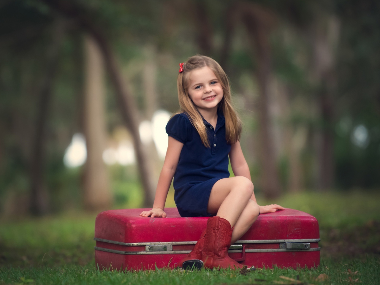 Обои Little Girl Sitting On Red Suitcase 1280x960