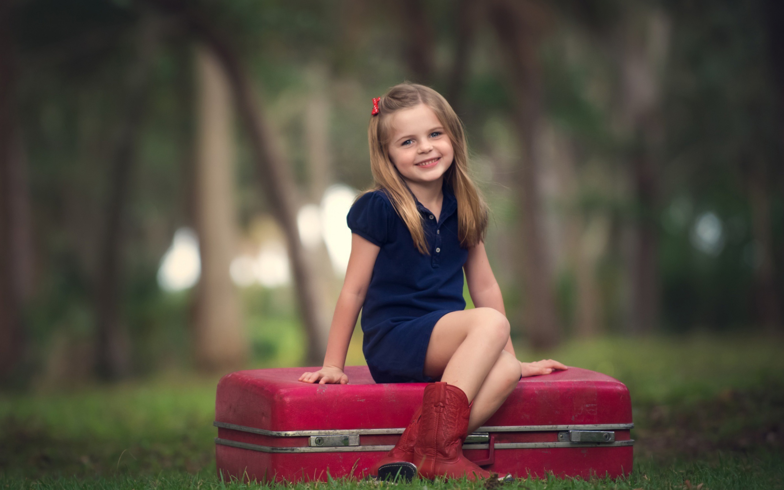 Das Little Girl Sitting On Red Suitcase Wallpaper 2560x1600