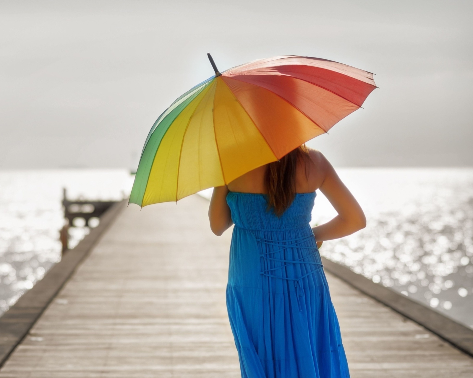 Fondo de pantalla Blue Dress And Rainbow Umbrella 1600x1280