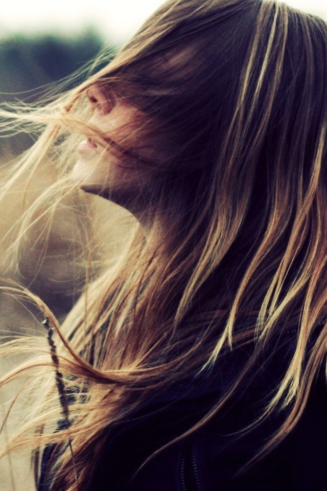 Screenshot №1 pro téma Beautiful Girl With Wind In Her Hair 640x960