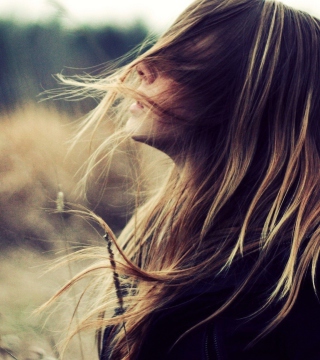 Kostenloses Beautiful Girl With Wind In Her Hair Wallpaper für 208x208