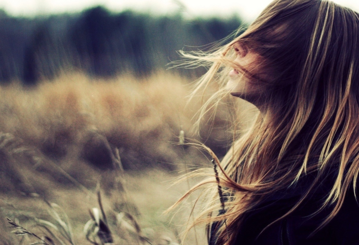 Screenshot №1 pro téma Beautiful Girl With Wind In Her Hair