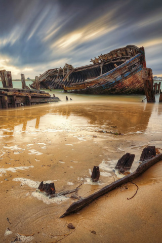 Shipwreck wallpaper 320x480