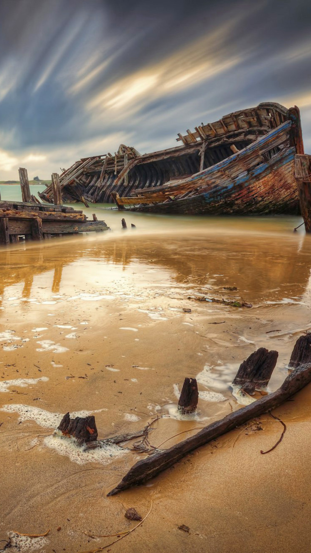 Shipwreck wallpaper 640x1136